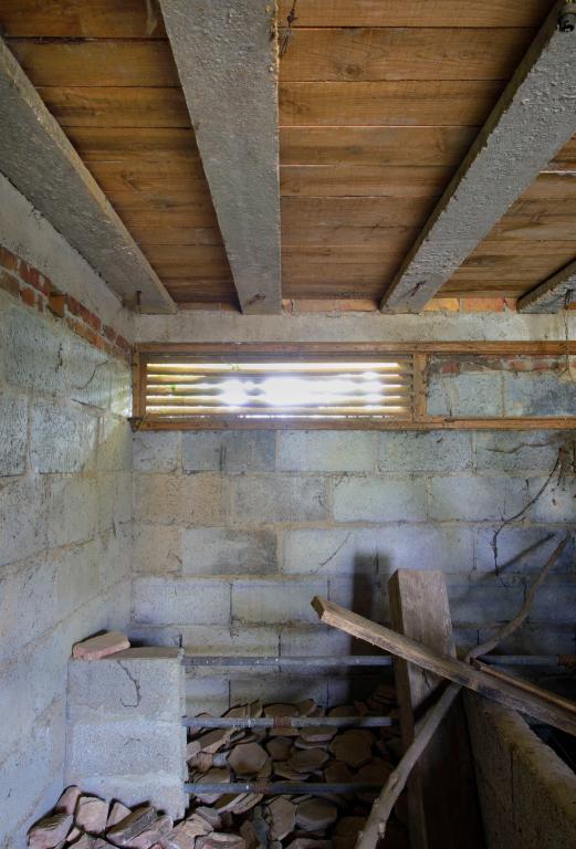 Bâtiment 1, vue intérieure du garage abritant le groupe électrogène, située à l'est.
