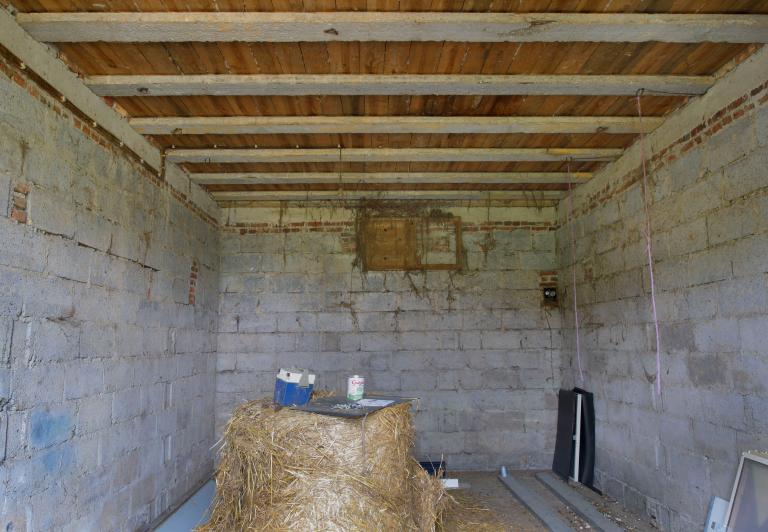 Bâtiment 1, vue intérieure du garage abritant le compresseur.