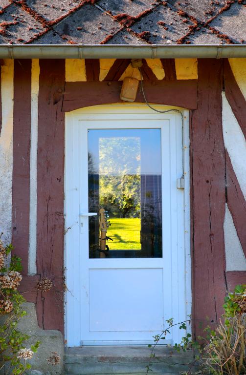 Logis du fermier, détail d'un linteau cintré, façade sud.
