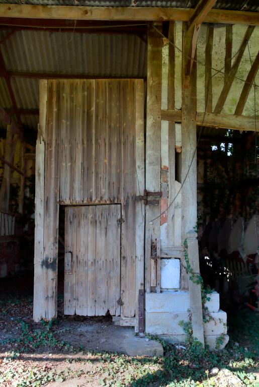 Hangar agricole, détail d'une porte piétonnière.