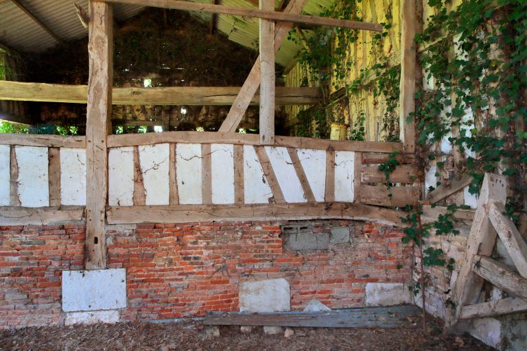 Hangar agricole, détail d'un muret de refend.