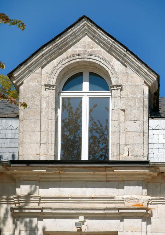 Maison de maître, détail du fronton-lucarne, façade sud.