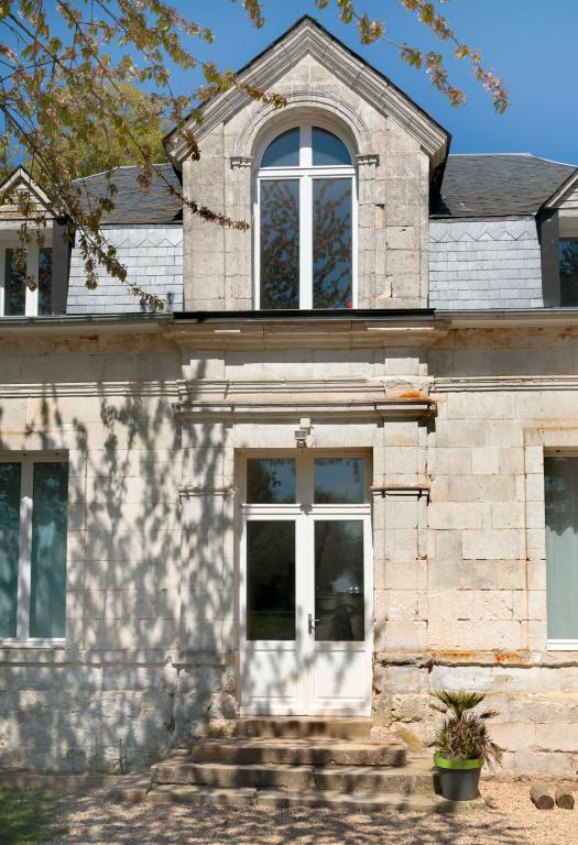 Maison de maître, détail de la travée centrale de la façade sud.
