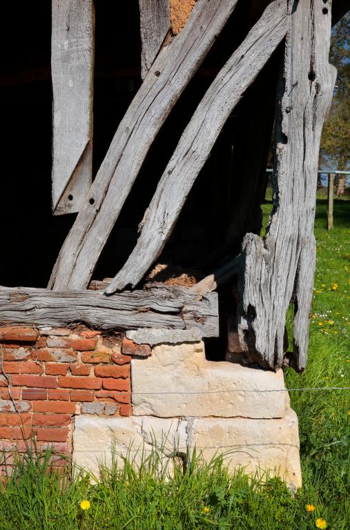 Grange, détail du poteau cornier. 