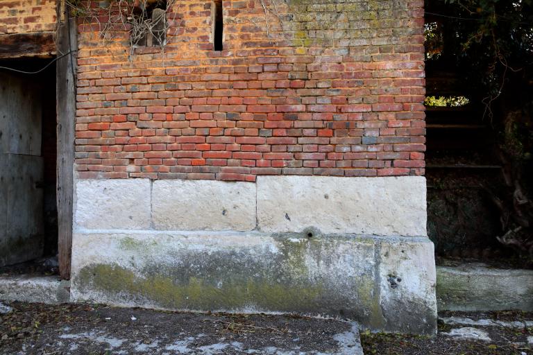 Porcherie, détail du soubassement. 