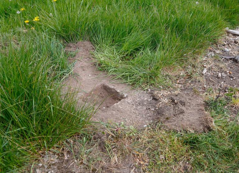 Dalle amagnétique, réserve pour le placement d'un poteau bois destiné au soutien de la charpente, détail.