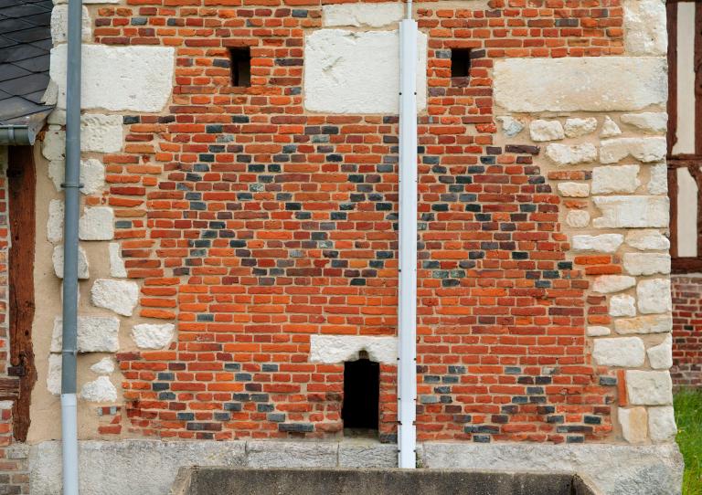 Tourelle, détail des maçonneries en brique et motifs en croisillons. 