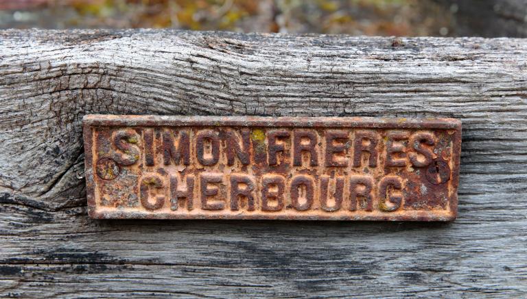 Pressoir à main, plaque du fabricant. 