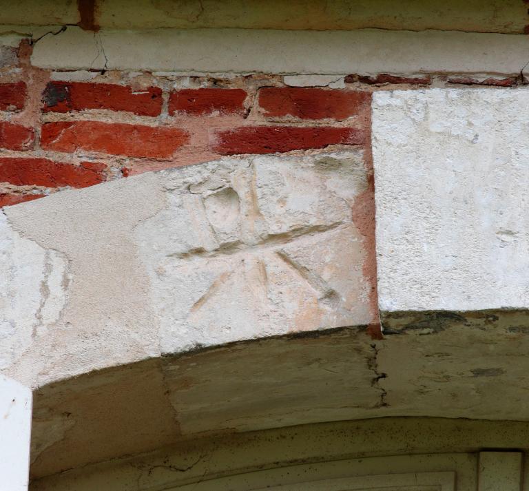Façade nord, détail d'un linteau de fenêtre. 