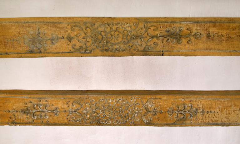 Chambre de l'étage, détail de deux solives peintes. 