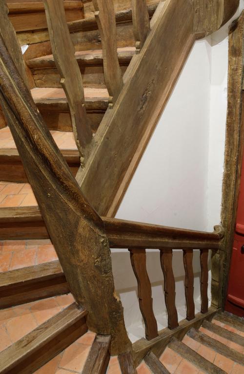 Manoir, escalier de la partie latérale est. 
