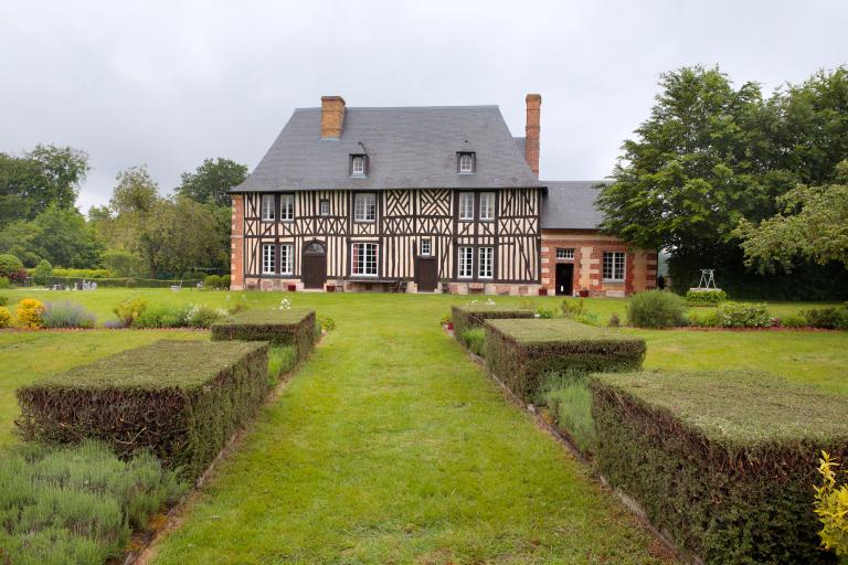 Manoir, vue depuis le jardin. 