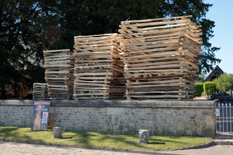 Morceaux de bois entreposés dans l'enclos du cimetière en préparatif au feu de Saint-Clair. 