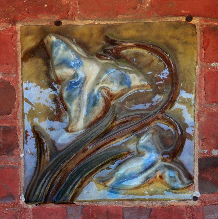 Pilier du portail d'entrée, détail du décor en céramique. 