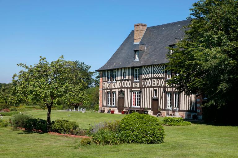 Manoir, angle sud-est, vue rapprochée. 