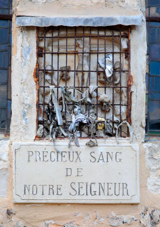 La Crucifixion.- Bas-relief en albâtre (étudié).  ; Détail du bas-relief et de son inscription. 