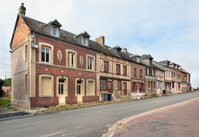 Enfilade de maisons, au sud de la place de l'église. 