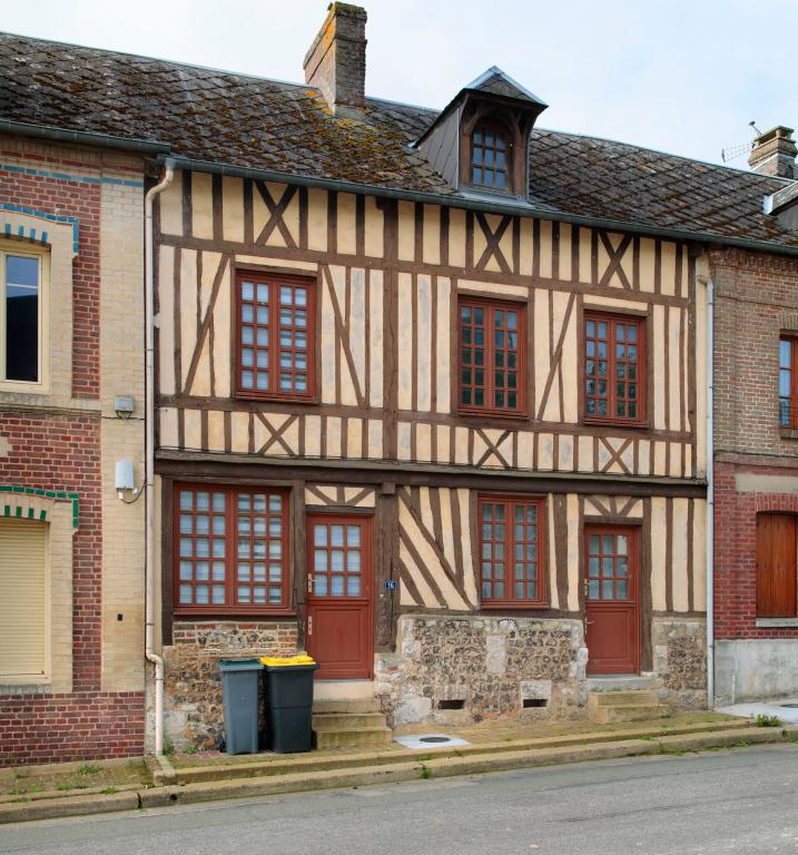 Maison en pans de bois.- Place de l'église, côté sud. 