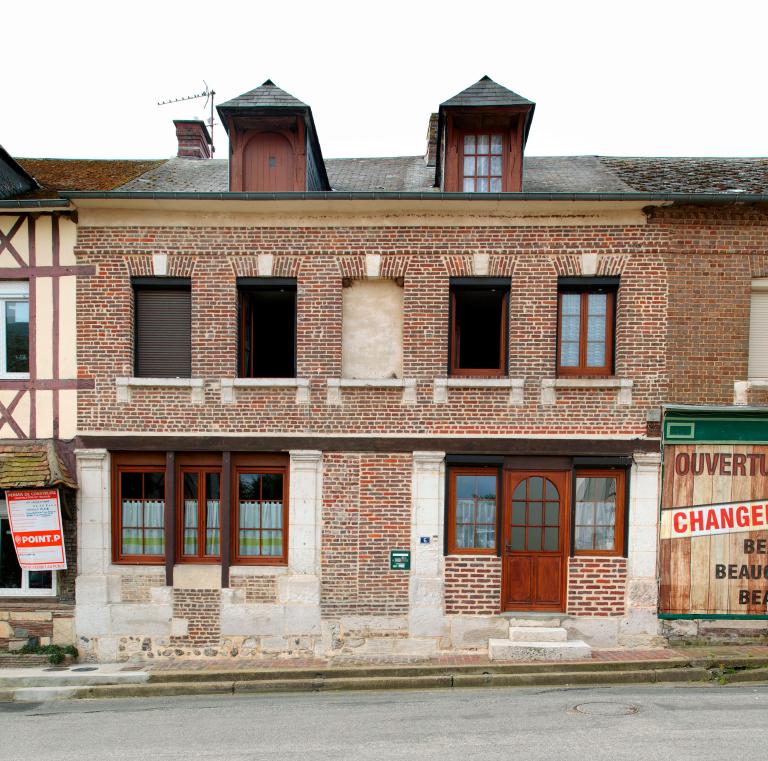 Maison en brique.- Place de l'église, côté sud. 