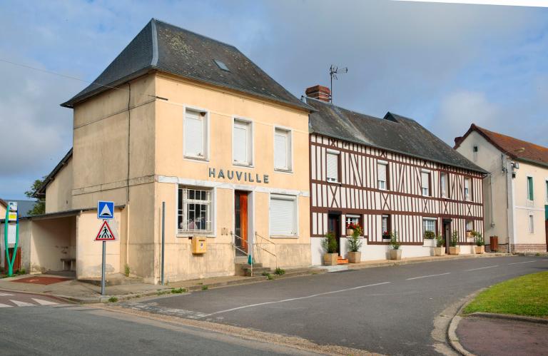 Enfilade de maisons et commerces.- Place de l'église, côté ouest. 