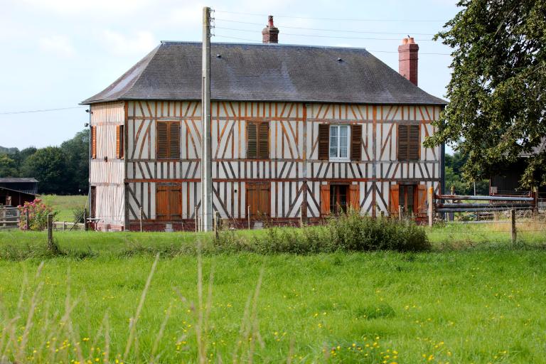 Ancienne maison de ferme, façade nord.- Route de Bouquetot (ZE 37 et 38). 