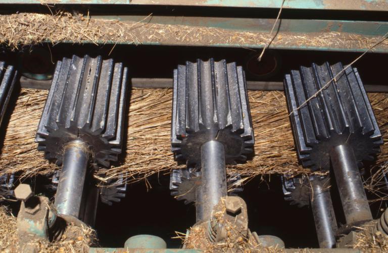 Broyage des tiges de lin, détail du broyeur, cylindres cannelés à grosse denturs (PNRBSN).