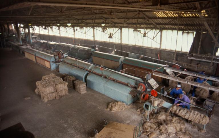 Atelier de battage du lin, vue générale (PNRBSN).