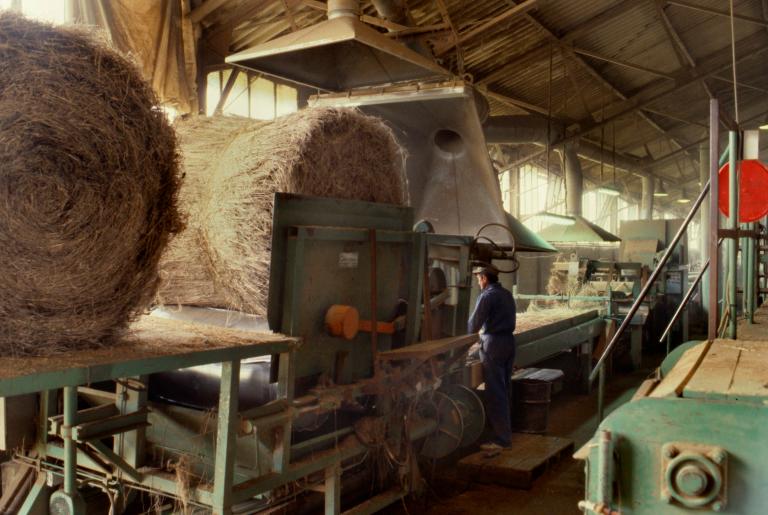 Formation de la nappe, déroulage des balles de lin (PNRBSN).