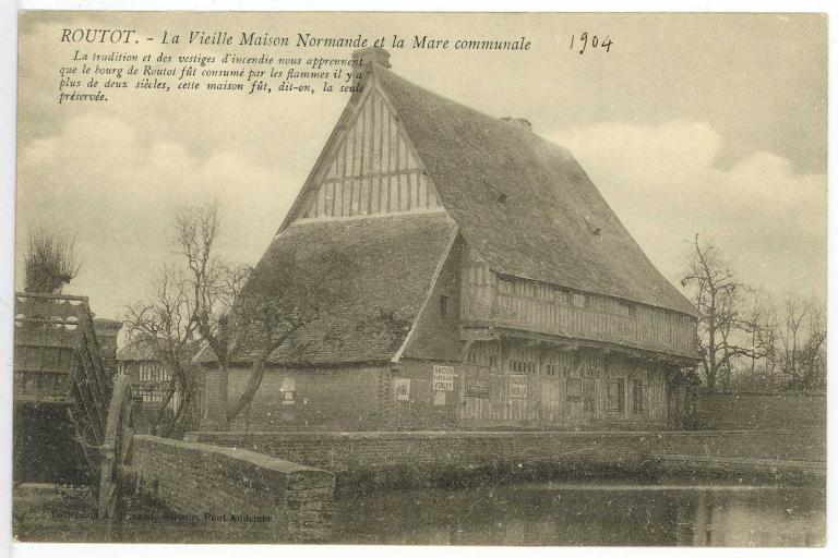 ROUTOT. - La Vieille Maison Normande et la Mare Communale.- Carte postale, [vers 1900], photographie A,B & C Nancy, collection A. Renard, éditeur, Pont-Audemer. (AD Eure, 8 FI, Routot).