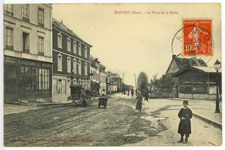 ROUTOT (Eure).- La Place de la Halle.- Carte postale, [vers 1900], cliché et collection Douthwaite, photo, libraire-éditeur. (AD Eure, 8 FI).