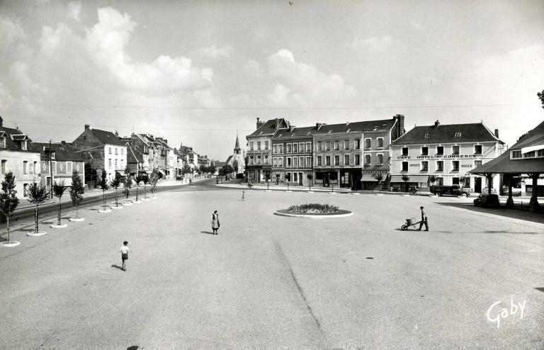 La place du Général Leclerc.- Carte postale, [vers 1960], Gaby éditeur. (Collection particulière).