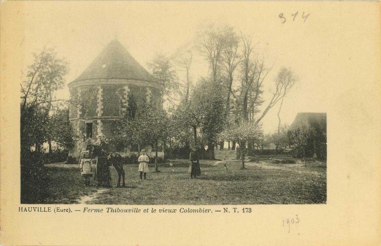 HAUVILLE (Eure).- Ferme de Thibouville et le vieux colombier.- Carte postale, [vers 1903], N.T. 173 (AD Eure, 8 FI).