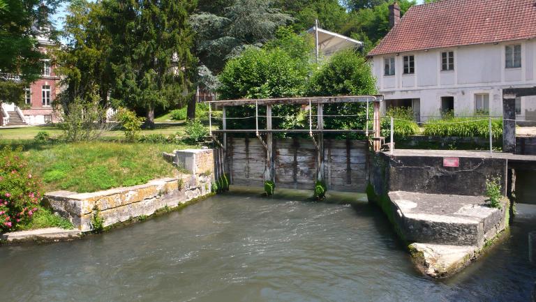 Canal et vannes de décharge.