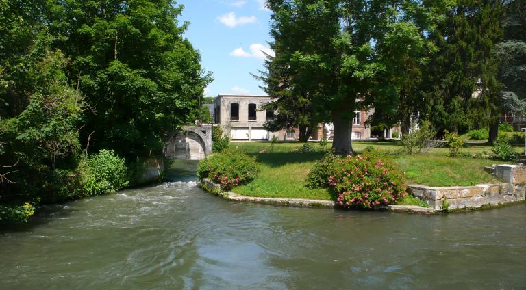 Canal et vanne de décharge.