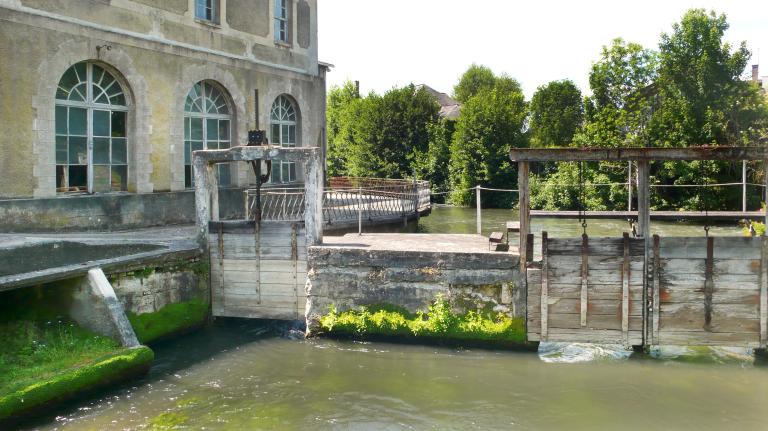Vannes de décharge au pied de l'ancienne filature.