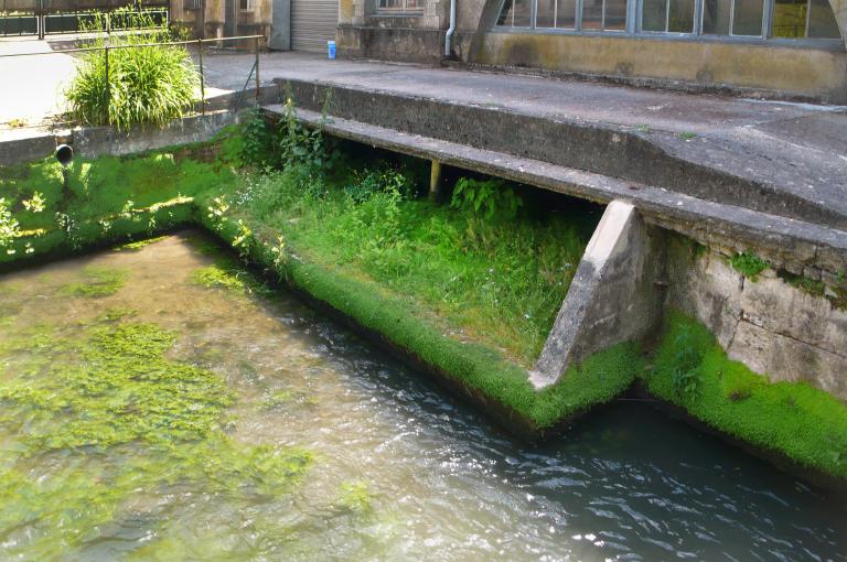 canal d'alimentation passant sous l'ancienne filature.
