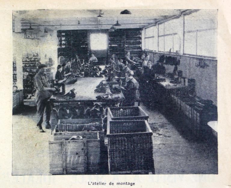 L'atelier de montage, vue intérieure.- Photographie, vers 1920 (Coll. part.).