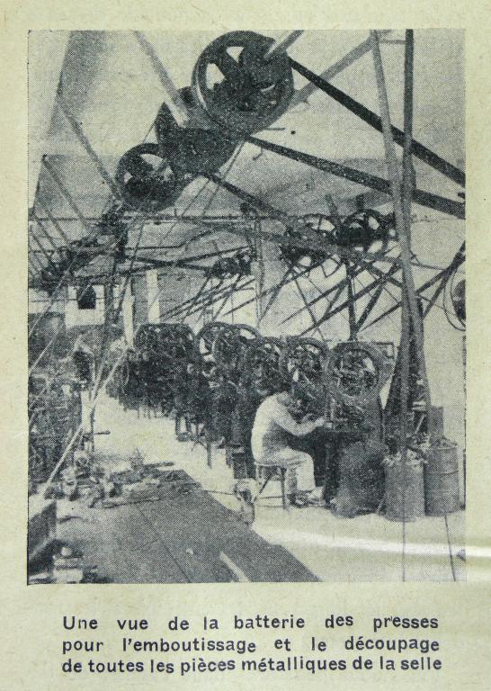 Vue de la batterie des presse pour l'emboutissage et le découpage de toutes les pièces métalliques de la selle.- Photographie, vers 1920 (Coll. part.).