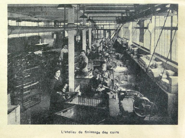 L'atelier de finissage des cuirs.- Photographie, vers 1920 (Coll. part.).