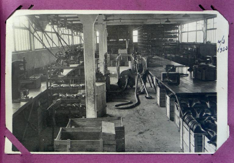 Atelier de fabrication des selles, vue intérieure.- Photographie, vers 1926 (Coll. part.).