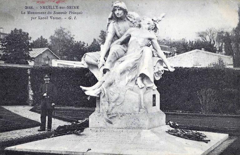 2411. - NEUILLY-SUR-SEINE Le monument du Souvenir Français par Raoul Verlet. - G. I. .- Carte Postale ancienne [vers 1910]. (Collection particulière).