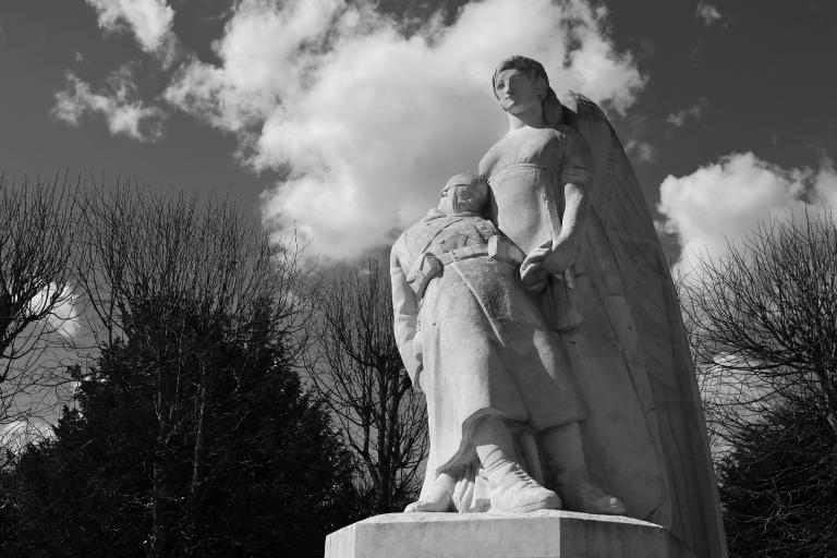 Vue d'ensemble du groupe statuaire, 3/4 droit.- Photographie, 2016.