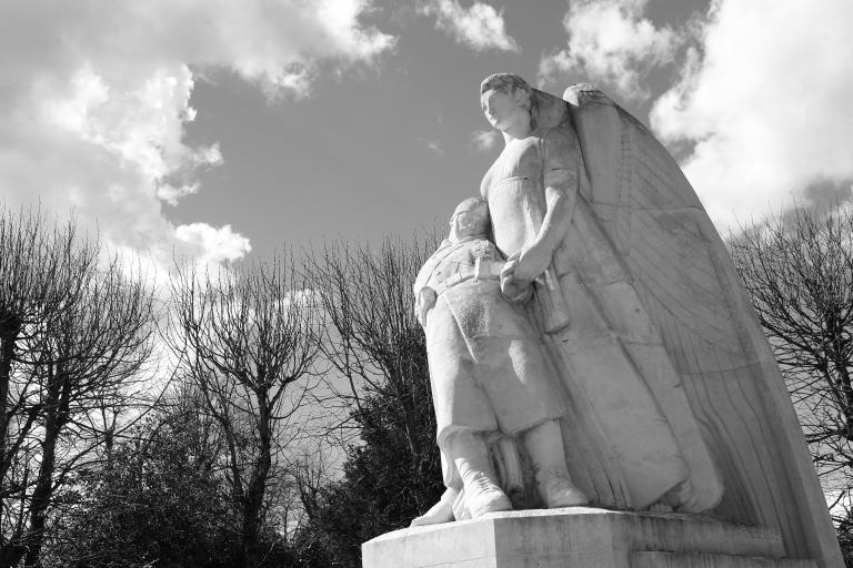 Vue d'ensemble du groupe statuaire, 3/4 droit.- Photographie, 2016.
