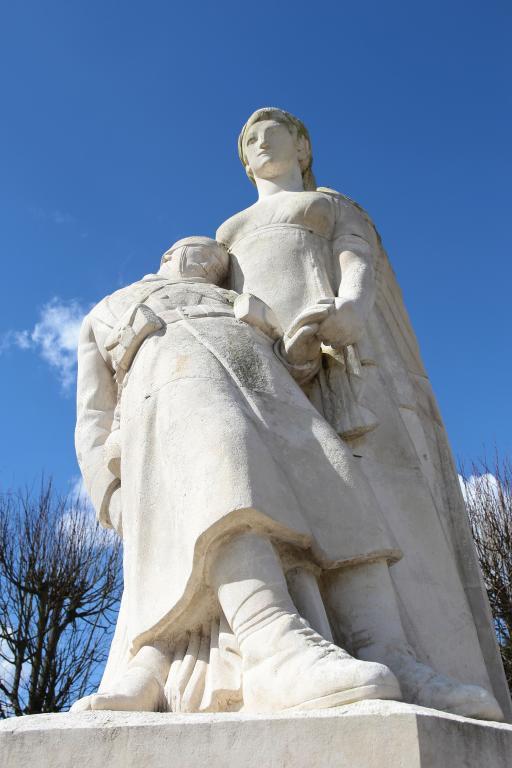 Vue d'ensemble du groupe statuaire, 3/4 droit.- Photographie, 2016.