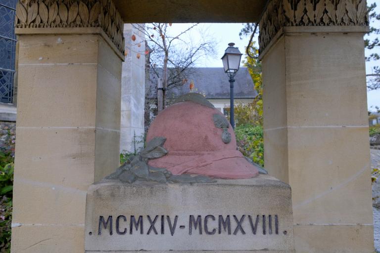 Face principale, détail du casque et du piédestal.
