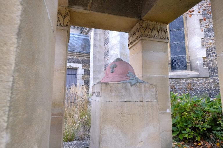 Détail du casque et du piédestal, vue depuis le sud-est.