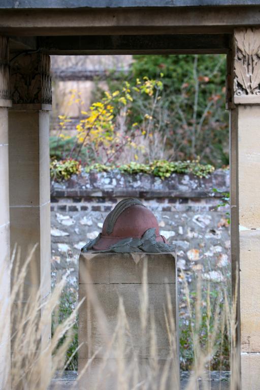 Détail du casque et du piédestal, vue depuis l'est.