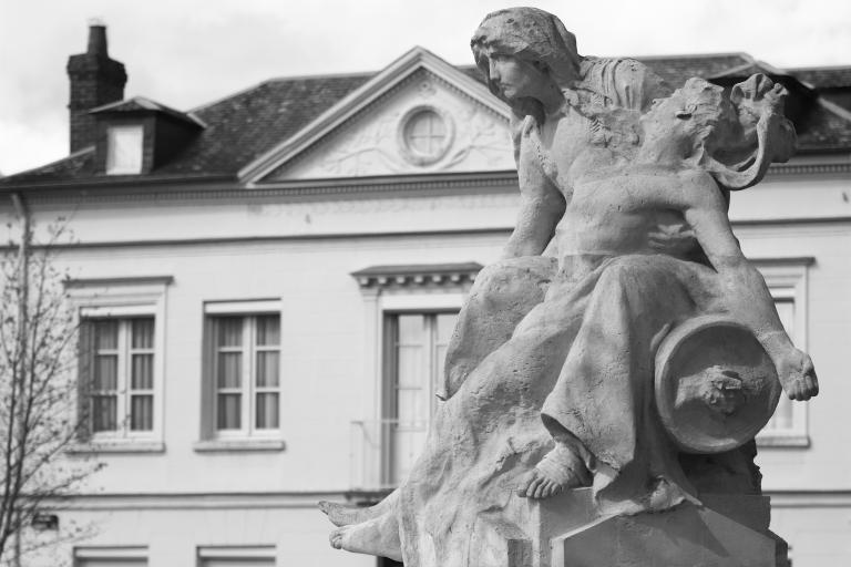 Vue d'ensemble du groupe statuaire, face latérale droite.