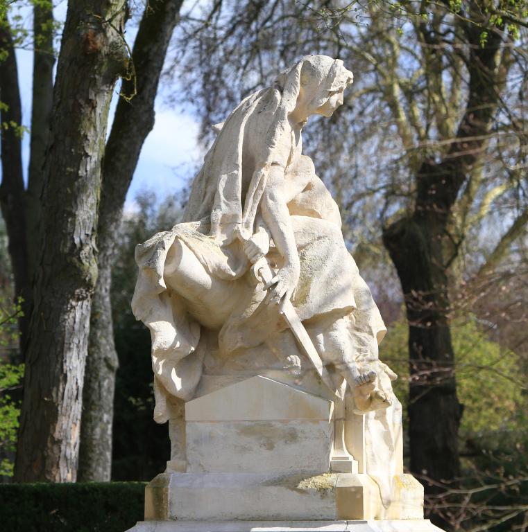 Vue d'ensemble du groupe statuaire, face latérale gauche.