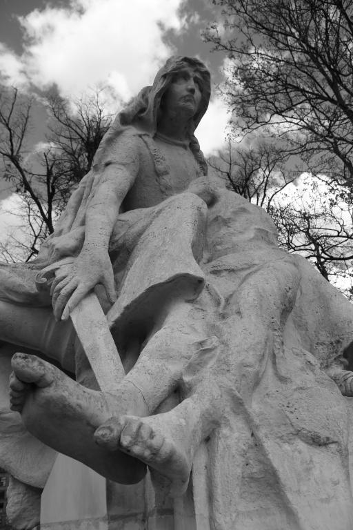 Détail du groupe statuaire, vue en contre-plongée, 3/4 gauche.